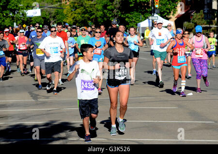 Läufer und Walker teilnehmen in 2016 Bolder Boulder 10K. Mehr als 50.000 teilnehmen. Stockfoto