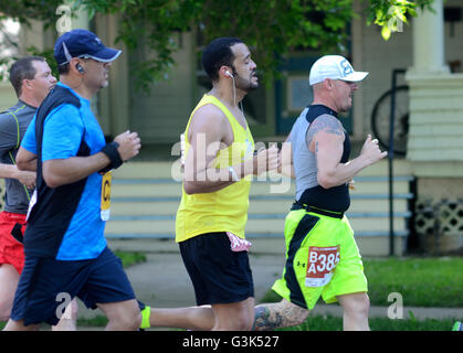 Läufer nehmen an der 2016 Bolder Boulder 10K. Mehr als 50.000 teilgenommen. Stockfoto