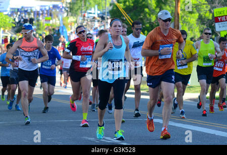 Läufer und Walker teilnehmen in 2016 Bolder Boulder 10K. Mehr als 50.000 teilnehmen. Stockfoto