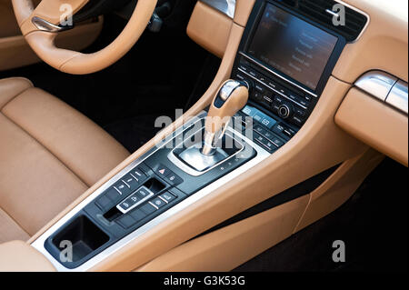 Konsole und Schalthebel Innenansicht des einen Porsche 911 Carrera S Stockfoto