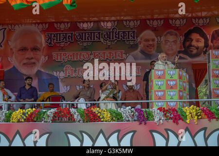 Asansol, Indien. 7. April 2016. Der indische Premierminister Shri Narendra Modi, Gesten während einer öffentlichen Versammlung von der Bharatiya Janata Party (BJP) vor Westbengal Zustand des Wahlkampfes in Asansol organisiert. © Debajyoti Das/Pacific Press/Alamy Live-Nachrichten Stockfoto