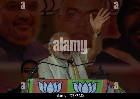 Asansol, Indien. 7. April 2016. Der indische Premierminister Shri Narendra Modi, Gesten während einer öffentlichen Versammlung von der Bharatiya Janata Party (BJP) vor Westbengal Zustand des Wahlkampfes in Asansol organisiert. © Debajyoti Das/Pacific Press/Alamy Live-Nachrichten Stockfoto