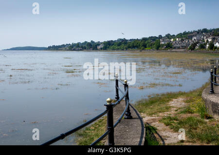 Flut an einem Sommertag im Grange über Sand am nördlichen Ende der Bucht Morcambe Grafschaft Cumbria Stockfoto