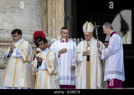 Vatikanstadt, Vatikan. 3. Juni 2016. Papst Francis kommt, um ein außergewöhnliches Jubiläum-Publikum im Rahmen der laufenden Feierlichkeiten des Heiligen Jahres der Barmherzigkeit in der Petersplatz zu feiern. Francis Papst die Heilige Messe zum Abschluss des Jubiläums für Priester am Freitag, dem Hochfest des Heiligsten Herzens Jesu gefeiert. © Giuseppe Ciccia/Pacific Press/Alamy Live-Nachrichten Stockfoto
