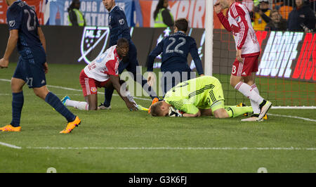 Harrison, Vereinigte Staaten von Amerika. 9. April 2016. Sporting Kansas City Torwart Tim Melia spart Ziel beim MLS Fußball-Spiel gegen die New York Red Bulls in der Red Bull Arena © Lev Radin/Pacific Press/Alamy Live News Stockfoto