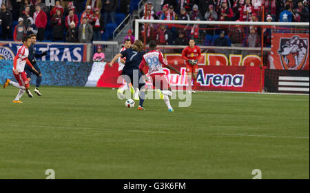 Harrison, Vereinigte Staaten von Amerika. 9. April 2016. Sporting Kansas City Mittelfeldspieler Paulo Nagamura steuert den Ball bei MLS Fußball-Spiel gegen die New York Red Bulls in der Red Bull Arena © Lev Radin/Pacific Press/Alamy Live News Stockfoto