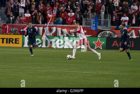 Harrison, Vereinigte Staaten von Amerika. 9. April 2016. New York Red Bulls Mittelfeldspieler Sacha Kljestan Kontrollen während der MLS Fußball-Spiel gegen die New York Red Bulls in der Red Bull Arena ball © Lev Radin/Pacific Press/Alamy Live News Stockfoto