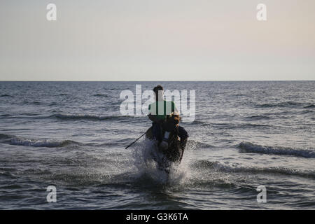 Gaza, Palästina. 5. April 2016. Ein junger Palästinenser reitet sein Pferd in der Nähe von Gaza Hafenstadt im Westen von Gaza-Stadt. © Mohammed Al Hajjar/RoverImages/Pazifik Presse/Alamy Live-Nachrichten Stockfoto