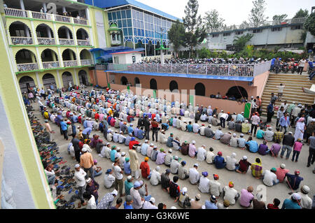 Kathmandu, Nepal. 10. Juni 2016. Tausende von nepalesischen Muslimen bietet rituelle Gebet am ersten Freitag des Ramadan in Jame Moschee. Ramadan ist der neunte Monat im islamischen Kalender. Während des Fastenmonats Ramadan; Muslime Fasten von Sonnenaufgang bis Sonnenuntergang auf der ganzen Welt. © Narayan Maharjan/Pacific Press/Alamy Live-Nachrichten Stockfoto