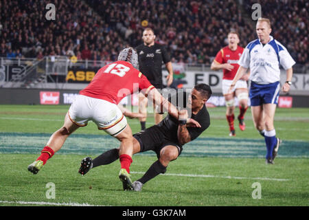 Auckland, Neuseeland. 11. Juni 2016. Dan Biggar des Wales von Aaron Smith von den All Blacks während das Testspiel zwischen New Zealand All Blacks und Wales im Eden Park in Angriff genommen wird. All Blacks gewinnen mit Punktzahl von 39 während der Wales 21 bekam. © Shirley Kwok/Pacific Press/Alamy Live-Nachrichten Stockfoto