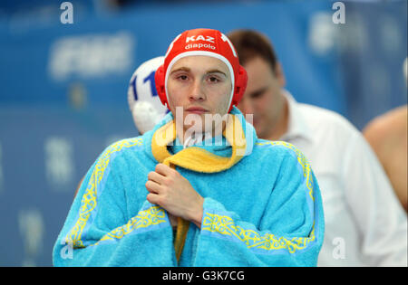 Triest, Italien. 6. April 2016. Valery Shelemov von Kasachstan sieht, während die Männer Wasserball Olympia-Qualifikationsturnier Match zwischen Deutschland und Kasachstan V © Andrea Spinelli/Pacific Press/Alamy Live News Stockfoto