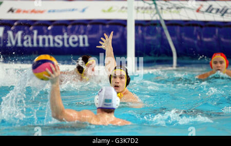 Triest, Italien. 6. April 2016. Julian Real Deutschland sieht, während die Männer Wasserball Olympia-Qualifikationsturnier Match zwischen Deutschland und Kasachstan V © Andrea Spinelli/Pacific Press/Alamy Live News Stockfoto