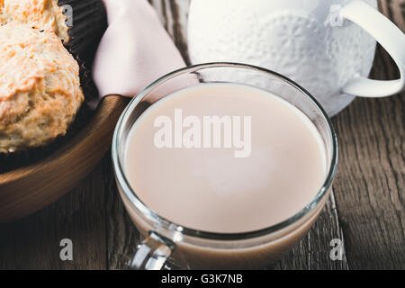 Nachmittagstee mit hausgemachten Muffins auf rustikalen Holztisch Stockfoto