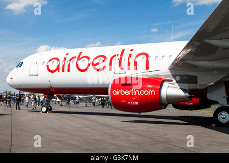 BERLIN / Deutschland - 3. Juni 2016: Airbus A 321-211 von airberlin steht am Flughafen Schönefeld, Berlin / Deutschland am 3 Juni Stockfoto