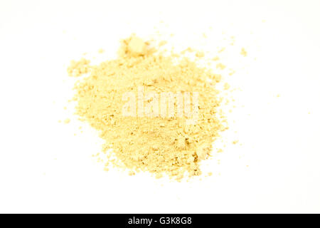 Nahaufnahme eines kleinen Teils des grünen Boden Pigment isoliert auf weiß Stockfoto