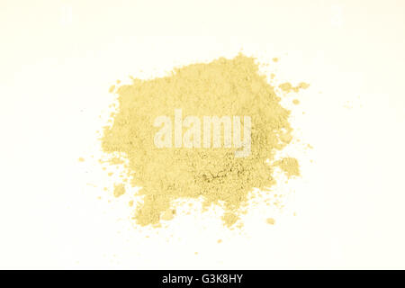 Nahaufnahme eines kleinen Teils der italienischen grünen Soilitalian grüne Erde Pigment isoliert auf weiß Stockfoto