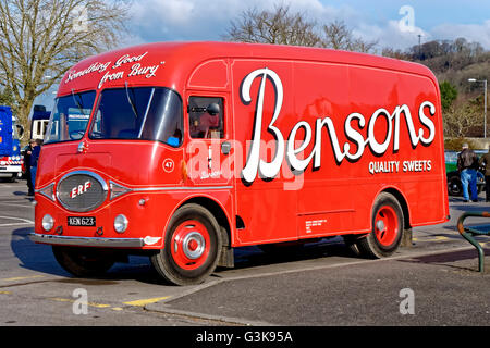 Ein 1959 ERF KV, KEN 623, Bensons Qualität Süßigkeiten LKW auf dem Parkplatz Warminster Central, Wiltshire, Vereinigtes Königreich. Stockfoto