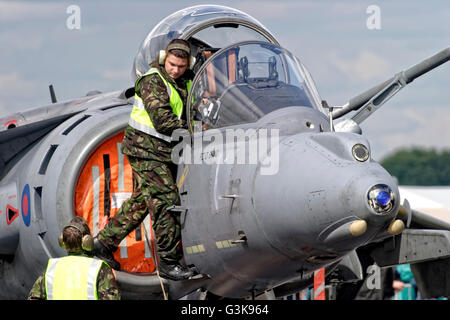 RAF Maschine bereiten eine British Aerospace Harrier GR.7A bei Kemble Air Day 2004. Stockfoto