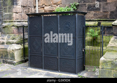 Alten Urinal außerhalb von St. Peter und St.Paul Kirche, Ormskirk, Lancashire, England, UK Stockfoto