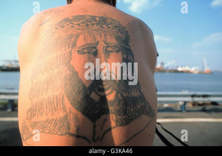 Mann mit Jesus-Tattoo auf seinem Rücken Stockfoto