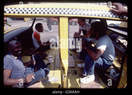 New York City Cabdrivers töten Zeit in alten Checker cab Stockfoto