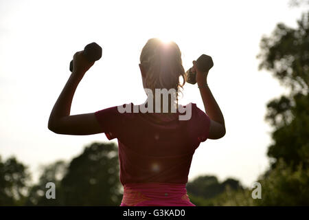 Silhouette eines Mädchens Ausübung außerhalb Stockfoto