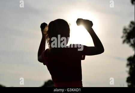 Silhouette eines Mädchens Ausübung außerhalb Stockfoto