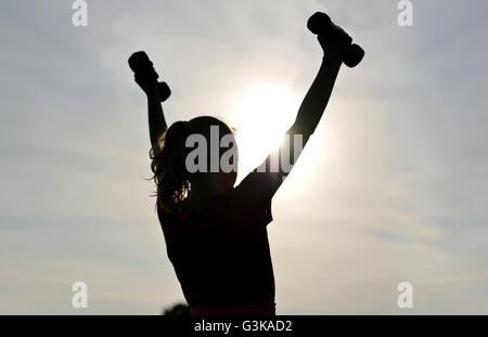 Silhouette eines Mädchens Ausübung außerhalb Stockfoto