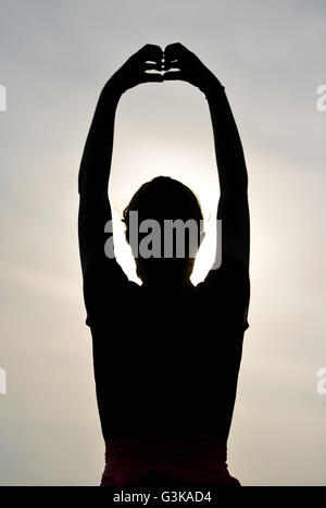 Silhouette eines Mädchens Ausübung außerhalb Stockfoto