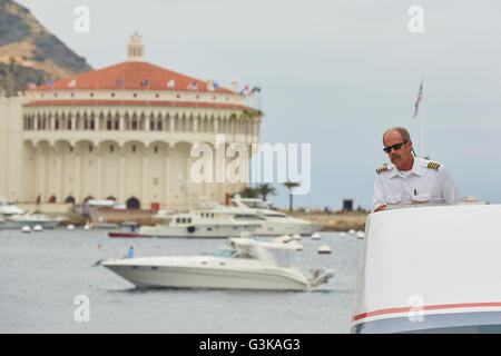 Kapitän auf der Brücke der Avalon Express Fähre im Hafen von Avalon, Catalina Island, Kalifornien. Stockfoto