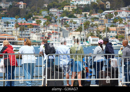 Passagiere warten an Bord der Catalina Express Fähre in Avalon, Catalina Island, Kalifornien. Stockfoto