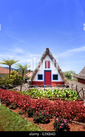 Traditionelle palheiros - strohgedeckten dreieckigen Häuser in Santana Madeira Stockfoto