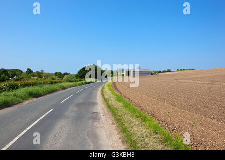 Muster und Texturen von Ridge und zerfurchte Kartoffelfeld von der Landstraße auf den malerischen Yorkshire Wolds im Sommer. Stockfoto