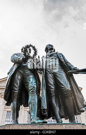 Denkmal von Goethe und Schiller in Weimar Goethe Und Schiller-Denkmal in Weimar Vor Dem Nationaltheater Stockfoto