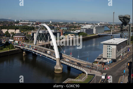 Blick auf den Fluss Clyde, Clyde Arc Brücke, bekannt als der "Squinty Brücke" in Glasgow, Schottland. Stockfoto