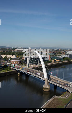 Blick auf den Fluss Clyde, Clyde Arc Brücke, bekannt als der "Squinty Brücke" in Glasgow, Schottland. Stockfoto
