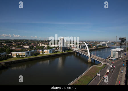 Blick auf den Fluss Clyde, Clyde Arc Brücke, bekannt als der "Squinty Brücke" in Glasgow, Schottland. Stockfoto