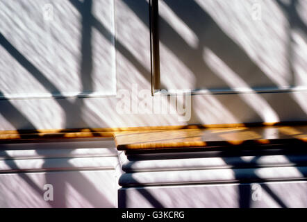 Abstrakt auf Licht & Schatten auf Bänken; Stowe Community Church; Stowe; Vermont; USA Stockfoto