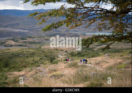 Wanderer an der Basis der Türme Wanderweg mit Nordenskjold See im Hintergrund, Patagonien, Chile. Stockfoto