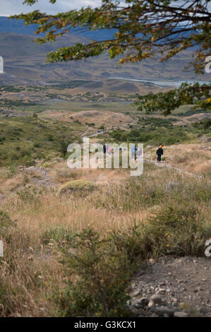 Wanderer an der Basis der Türme Wanderweg mit Nordenskjold See im Hintergrund, Patagonien, Chile. Stockfoto