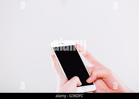 1 Erwachsene Frau chatten-Handy Stockfoto