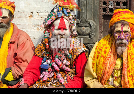 Kathmandu, Nepal - 19. Februar 2014: unbekannte Sadhu heilige Männer mit traditionellen bemaltem Gesicht, Segen in Pashupatinath Tempel. Stockfoto