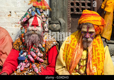 Kathmandu, Nepal - 19. Februar 2014: unbekannte Sadhu heilige Männer mit traditionellen bemaltem Gesicht, Segen in Pashupatinath Tempel. Stockfoto