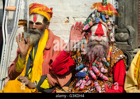 Kathmandu, Nepal - 19. Februar 2014: unbekannte Sadhu heilige Männer mit traditionellen bemaltem Gesicht, Segen in Pashupatinath Tempel. Stockfoto