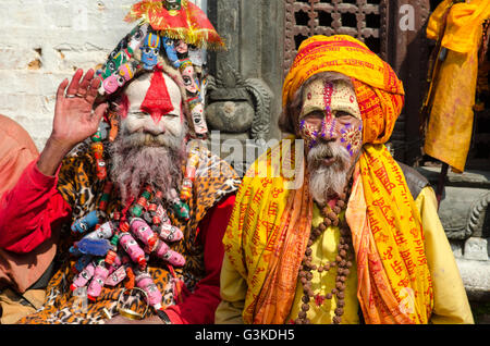 Kathmandu, Nepal - 19. Februar 2014: unbekannte Sadhu heilige Männer mit traditionellen bemaltem Gesicht, Segen in Pashupatinath Tempel. Stockfoto