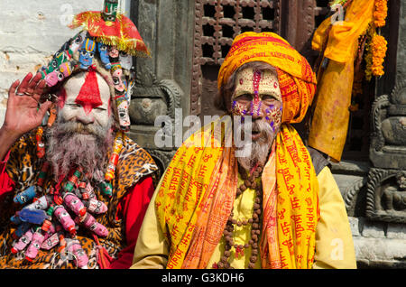 Kathmandu, Nepal - 19. Februar 2014: unbekannte Sadhu heilige Männer mit traditionellen bemaltem Gesicht, Segen in Pashupatinath Tempel. Stockfoto