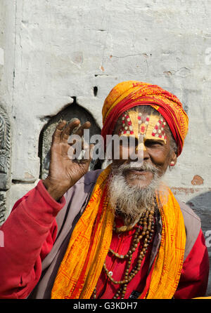 Kathmandu, Nepal - 19. Februar 2014: unbekannte Sadhu heilige Männer mit traditionellen bemaltem Gesicht, Segen in Pashupatinath Tempel. Stockfoto