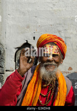 Kathmandu, Nepal - 19. Februar 2014: unbekannte Sadhu heilige Männer mit traditionellen bemaltem Gesicht, Segen in Pashupatinath Tempel. Stockfoto