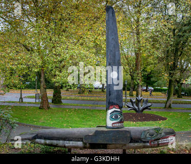 "Single Fin" (eine Replik von einem Kaigani Haida-Grabmal in Howkan, Alaska) vor dem Burke Museum in Seattle, Washington Stockfoto