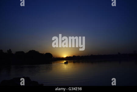 Lahore, Pakistan. 24. April 2016. Ein Blickfang bedeutenden Blick auf den Sonnenuntergang durch Ravi Fluß in den Himmel. © Rana Sajid Hussain/Pacific Press/Alamy Live-Nachrichten Stockfoto